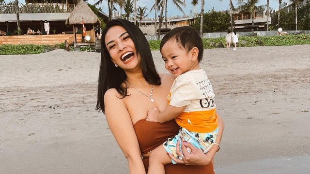 Vanessa Angel dan anaknya. Foto: Instagram/@vanessaangelofficial