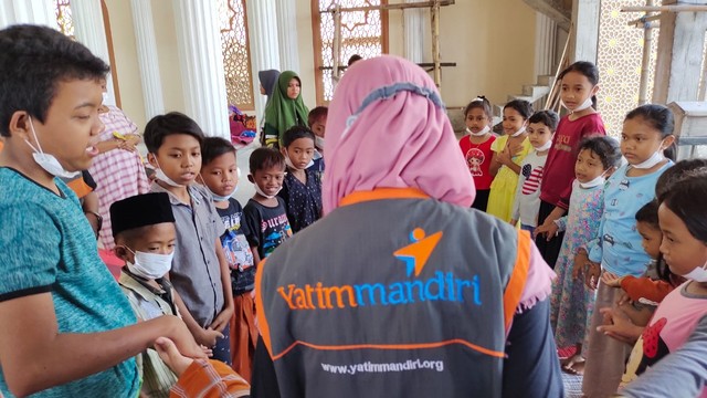 Layanan psikososial bagi anak-anak pengungsi gunung semeru.