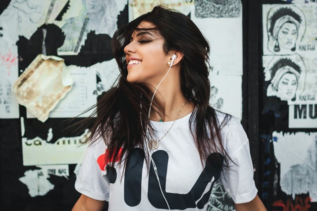 Ilustrasi seorang perempuan sedang mendengarkan musik. Foto: Pexels.com