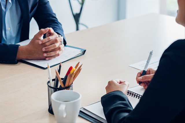 Ilustrasi menggunakan CV dan daftar riwayat hidup. Foto: dok. Weedezign di Unsplash