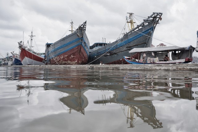 Banjir rob menggenangi Pelabuhan Sunda Kelapa, Jakarta Utara, Selasa (7/12).  Foto: Jamal Ramadhan/kumparan