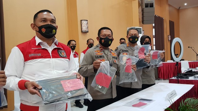 Polisi saat menampilkan barang bukti yang diamankan dari Siskaeee. Foto: Birgita