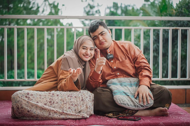 Ameer Azzikra dan istri. Foto: Instagram/@ameer_azzikra