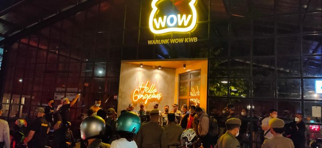 Satpol PP segel Kafe Wow Kalibata, Jakarta Selatan.  Foto: Dok. Istimewa