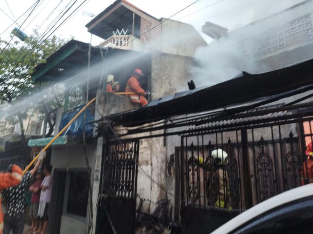 Petugas damkar padamkan kebakaran rumah di Tambora, Jakarta Barat, Rabu (8/12). Foto: Sudin Gulkarmat Jakarta Barat