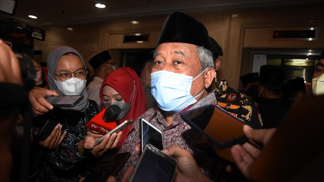 Ketua Steering Committee Muktamar NU Muhammad Nuh (tengah) memberikan keterangan kepada wartawan usai Rapat Harian Syuriyah dan Harian Tanfidziyah Nahdlatul Ulama terkait penetapan jadwal Muktamar ke-34 Nahdlatul Ulama. Foto: ANTARA FOTO/Indrianto Eko Suwarso