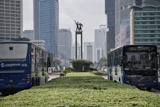 Bus TransJakarta melintasi kawasan Bundaran Hotel Indonesia, di Jakarta, Rabu (8/12). Foto: Jamal Ramadhan/kumparan