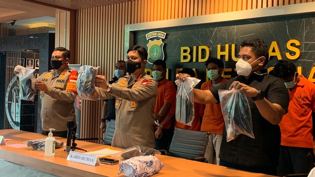 Polisi menunjukkan tersangka dan barang bukti pengeroyokan anggota Polisi saat bubarkan balap liar saat konpers di Polda Metro Jaya, Rabu (8/12). Foto: Nugroho GN/kumparan