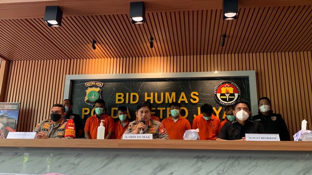 Polisi menunjukkan tersangka dan barang bukti pengeroyokan anggota Polisi saat bubarkan balap liar saat konpers di Polda Metro Jaya, Rabu (8/12). Foto: Nugroho GN/kumparan