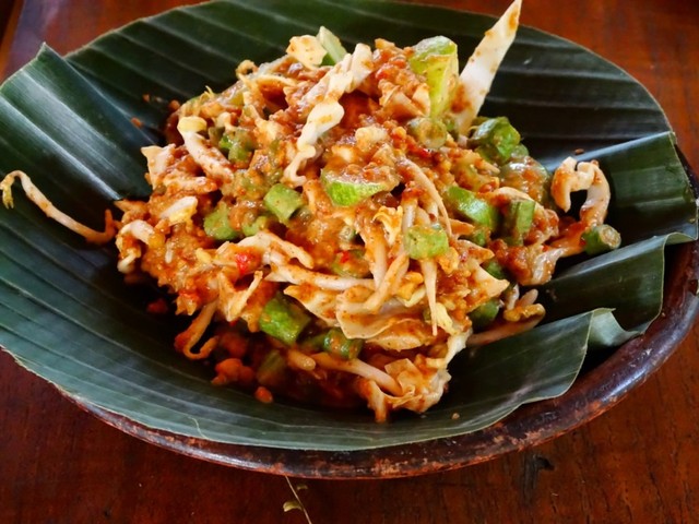 Karedok dengan Bumbu Kacang. Foto: Shutterstock