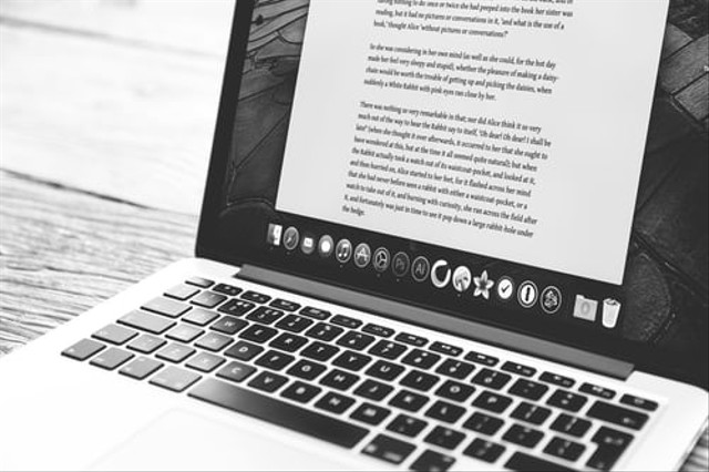 https://unsplash.com/@dancounsell - Bahasa yang digunakan untuk menyatakan sesuatu dalam teks negosiasi adalah yang santun.