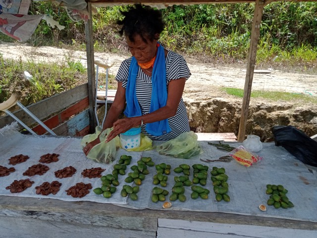 Mama Papua sedang menjual pinang, sumber : foto pribadi