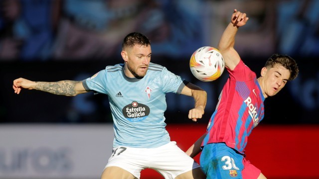 Pemain FC Barcelona Gavi beraksi dengan pemain Celta Vigo Javi Galan di Estadio de Balaidos, Vigo, Spanyol, Sabtu (6/11). Foto: Miguel Vidal/REUTERS
