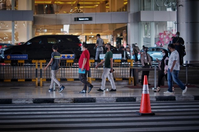 Aktivitas masyarakat saat PPKM Level 2 di Jakarta. Foto: Jamal Ramadhan/kumparan