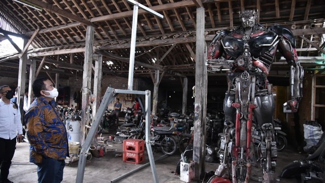 Rachmat Gobel borong robot di Bantul. Foto: Dok. Istimewa