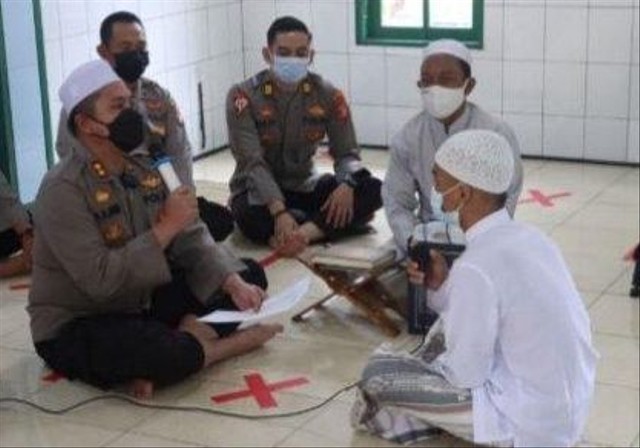 Prosesi keagamaan di Mapolres Kotim ketika tahanan mualaf.