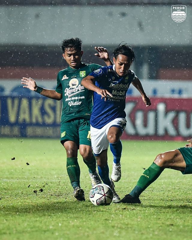 Pertandingan Liga 1 antara Persib Bandung vs Persebaya Surabaya, Rabu (8/12). Foto: Instagram/@persib