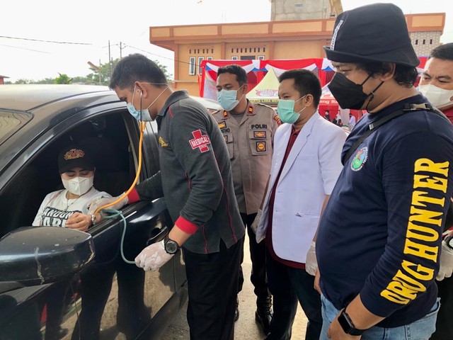 Polres Sarolangun mengadakan vaksinasi di SPBU. (Foto: Istimewa)