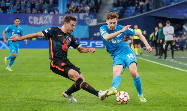 Pemain Zenit St Petersburg Daler Kuzyaev duel dengan pemain Chelsea Cesar Azpilicueta di Gazprom Arena, Saint Petersburg, Rusia. Foto: Anton Vaganov/Reuters