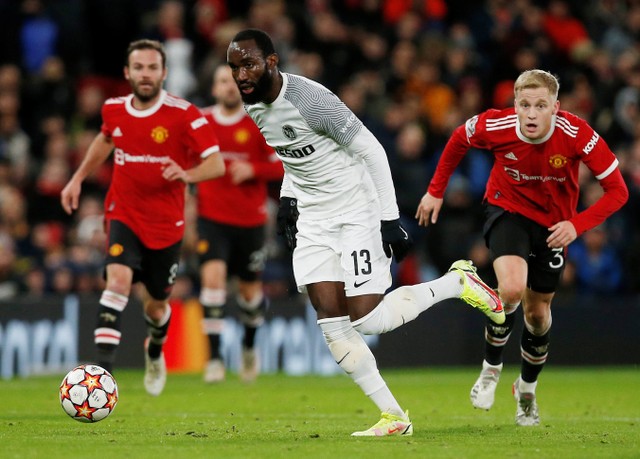 Pemain Young Boys Nicolas Ngamaleu duel dengan pemain Manchester United Donny van de Beek di Old Trafford, Manchester, Inggris. Foto: Craig Brough/Reuters