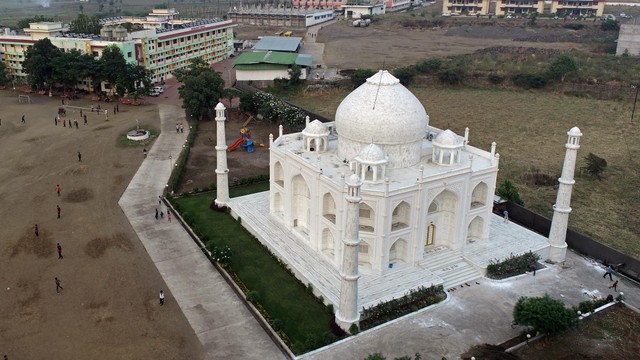Replika Taj Mahal di Burhanpur di negara bagian Madhya Pradesh, India. Foto: Uma Shankar Mishra/AFP