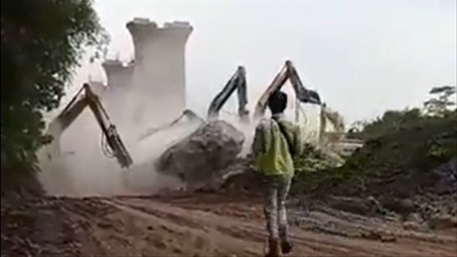 Tiang pancang proyek Kereta Cepat Jakarta-Bandung dirobohkan menimpa ekskavator milik kontraktornya.  Foto: Twitter/@cybsquad_