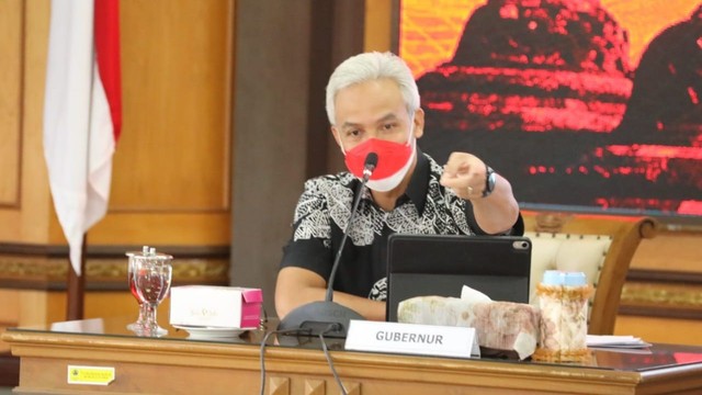 Gubernur Jateng Ganjar Pranowo saat rapat koordinasi persiapan PPKM Natal dan Tahun Baru bersama Mendagri secara virtual. Foto: Pemprov Jateng