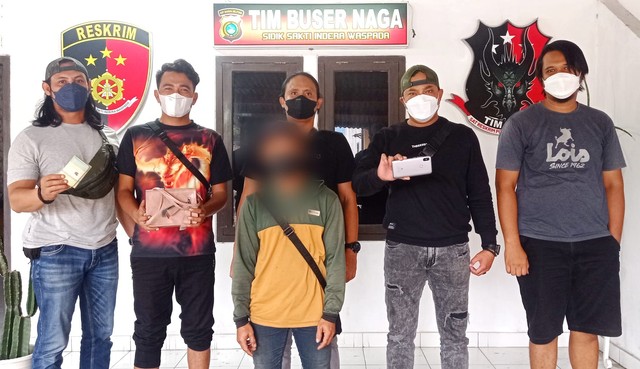 Seorang juru parkir berinisial RI harus berurusan dengan Tim Buser Naga Polres Pangkalpinang.