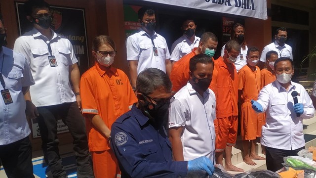 Polisi sata menujukkan tersangka dan barang-bukti - ROB