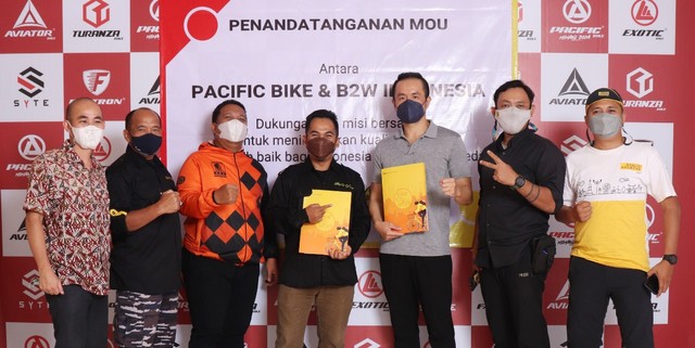 Pacific Bike menandatangani kerja sama dengan Bike To Work (B2W) Indonesia dan Asosiasi BMX Indonesia (ABI). Foto: Pacific Bike