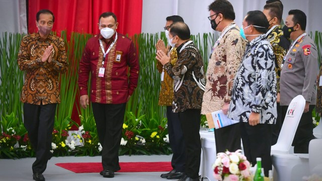 Presiden Joko Widodo (kiri) didampingi Ketua KPK Firli Bahuri tiba untuk menghadiri peringatan Hari Anti Korupsi Sedunia 2021, di Gedung Merah Putih KPK, Jakarta, Kamis (9/12). Foto: Rusman/Biro Pers Sekretariat Presiden