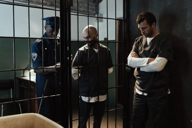 Ilustrasi orang yang diberikan sanksi atau hukuman. Foto: Pexels.com