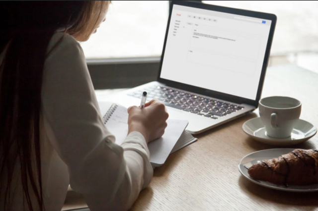 Ilustrasi wanita yang menulis surat. Foto: Freepik