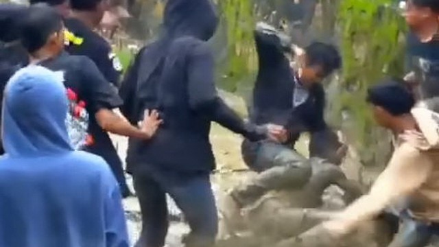 Tangkapan layar video perkelahian atau pengeroyokan dalam konser dangdut di Desa Dologan, Kecamatan Japah, Kabupaten Blora, Senin (06/12/2021) yang viral di medsos (dok istimewa)