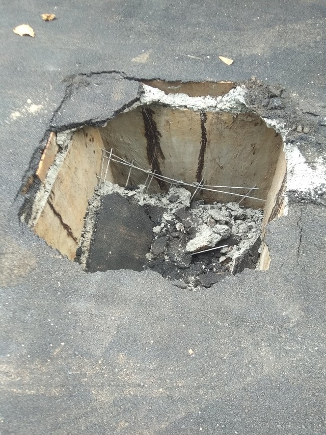 Mobil terperosok di sumur resapan Jakarta rapuh. Foto: Arnold Mamesah @arnold5508/twitter