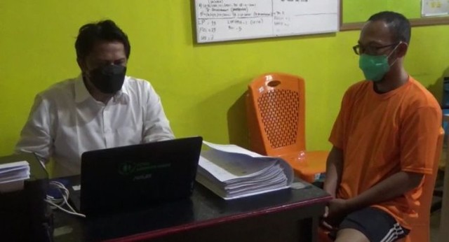 Dedi menjalani pemeriksaan di Polres Sambas. Ia diduga telah mencabuli mantan siswinya sebanyak 52 kali dalam setahun terakhir, hingga korban hamil. Foto: Dok Hi!Pontianak