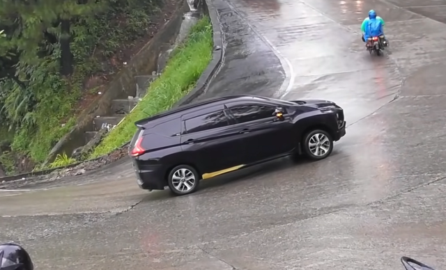 Mitsubishi Xpander sedang melintas di tanjakan Sitinjau Lauik, Sumatera Barat. Foto: Sitinjau Lauik Truck Video