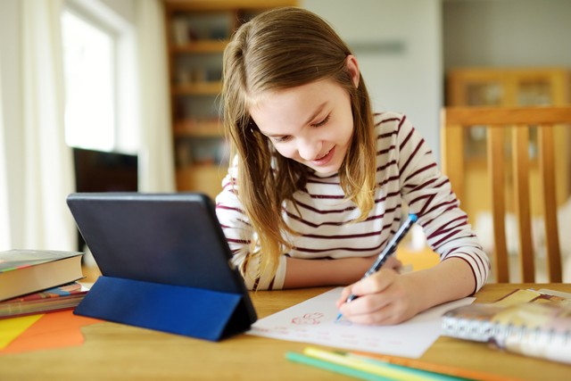 Ilustrasi siswa sekolah melakukan hybrid learning di rumah. Foto: Shutterstock