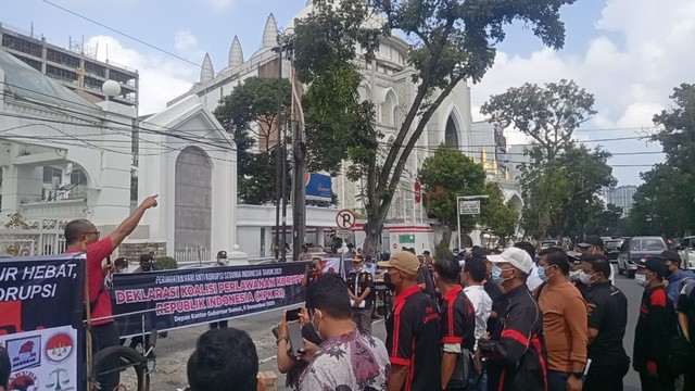 Elemen massa antikorupsi di Sumut saat berunjuk rasa di depan Kantor Gubernur Sumut. Foto: Dok. Istimewa