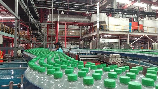 Proses produksi minuman di Pabrik Bekasi 1 Coca Cola Europasific Partners (CCEP) Indonesia, Kamis (9/12). Foto: Akbar Maulana/kumparan