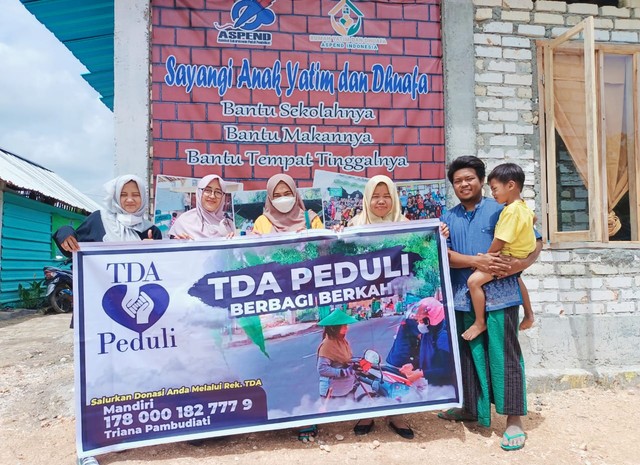 Komunitas TDA Peduli Daerah Tuban, Bagikan Nasi Bungkus untuk Masyarakat