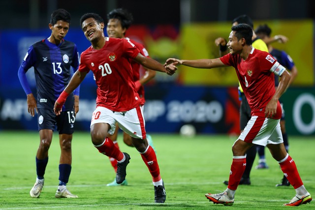 Selebrasi pemain Timnas Indonesia Ramai Melvin Rumakiek dan Evan Dimas Darmono pada pertandingan Grup B AFF Suzuki Cup di Stadion Bishan, Singapura, Kamis (9/12). Foto: Yong Teck Lim/Getty Images