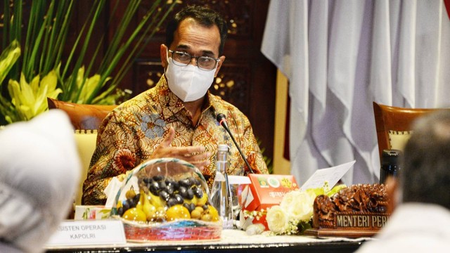 Menteri Perhubungan Budi Karya Sumadi saat memimpin rapat koordinasi (rakor) Persiapan Libur Nataru di Jakarta, Kamis (9/12). Foto: Kemenhub RI