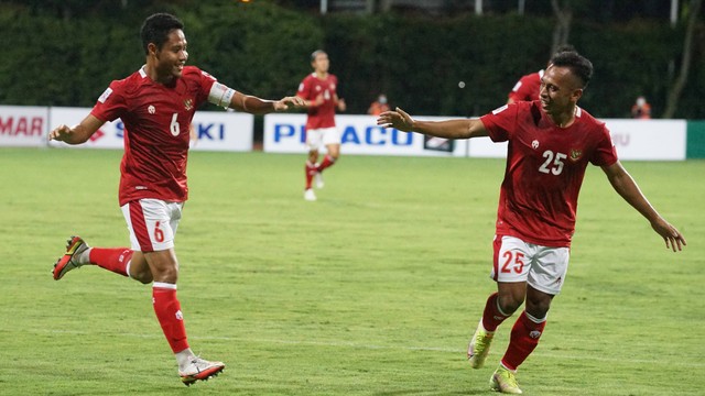 Pemain Timnas Indonesia Evan Dimas (kiri) dan Irfan Jaya (kanan) berselebrasi usai menjebol gawang Kamboja saat  pertandingan grup B Piala AFF 2020 di Stadion Bishan, Singapura, Kamis (9/12/21). Foto: Humas PSSI/Antara Foto