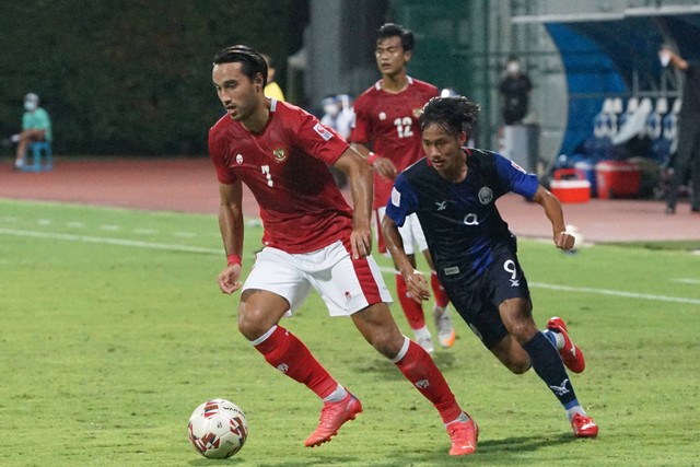 Pemain Timnas Indonesia Ezra Walian (kiri) berebut bola dengan pemain Kamboja Sieng Chantea (kanan) dalam pertandingan grup B Piala AFF 2020 di Stadion Bishan, Singapura, Kamis (9/12/21). Foto: Humas PSSI/Antara Foto