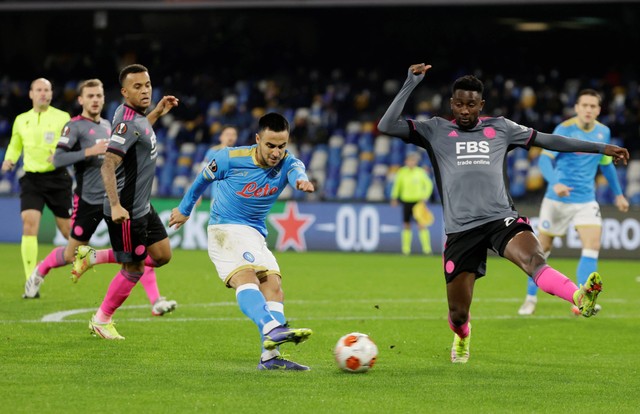 Pemain Napoli Adam Ounas mencetak gol pertama saat melawan Leicester City di Stadio Diego Armando Maradona, Naples, Italia. Foto: Ciro De Luca/Reuters