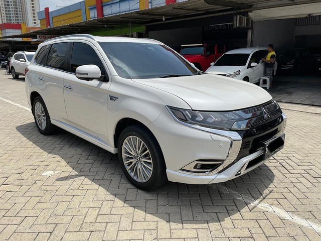 Tampilan depan Mitsubishi Outlander PHEV bekas Foto: dok. Garasi Mobilku