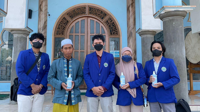 Penyerahan Handsanitizer kepada Pengurus Masjid Jami’ Al Ijabah di Desa Bocek (Sumber : Dokumen Pribadi, 2021)