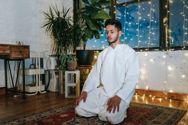 Ilustrasi jumlah rakaat sholat Isya dan tata caranya, sumber foto: oleh Michael Burrows dari Pexels