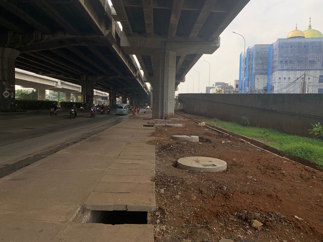 Sumur resapan di sepanjang Jalan D.I Panjaitan, Jatinegara, Jakarta Timur. Foto: Haya Syahira/kumparan